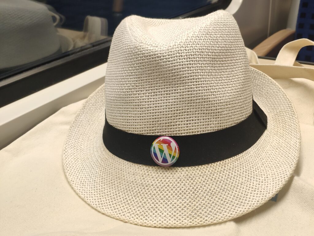 Ein weißer Trilby Hut