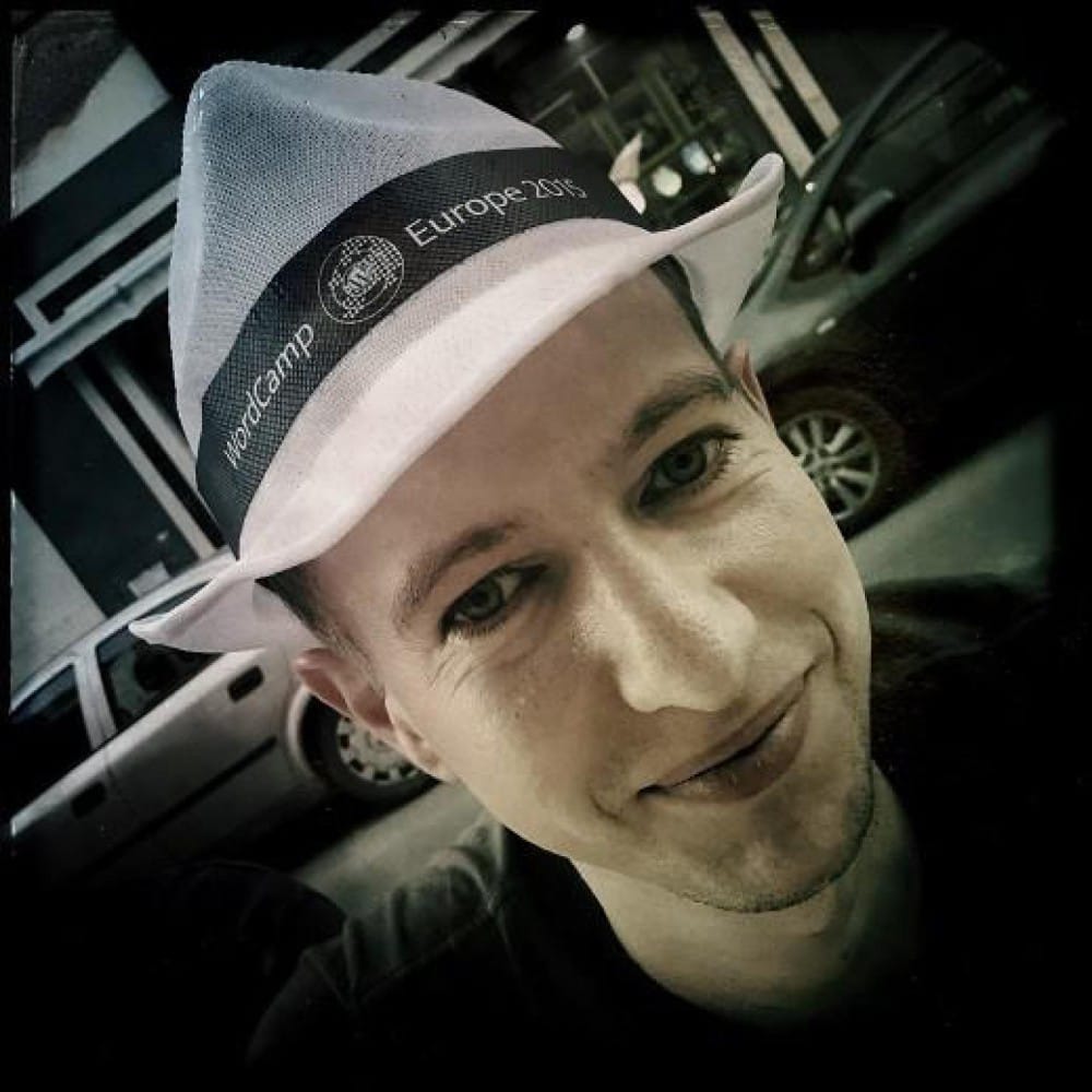 Portait von Bernhard Kau mit seinem weißen Hut